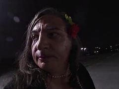 Enthousiasteling, Gevangen, Travestiet, Hakken, Ondergoed, Rijpe lesbienne, Buiten, Alleen