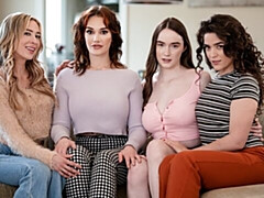 Grosse titten, Küssen, Lesbisch, Lingerie, Dürr, Entkleiden, Jungendliche (18+), Titten