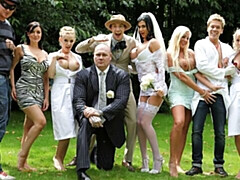 Grosser arsch, Grosser schwanz, Grosse titten, Braunhaarige, Hundestellung, Milf, Im freien, Titten