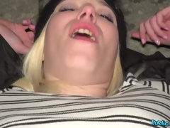 Blonde, Sucer une bite, Gorge profonde, Doigter, De plein air, Public, Chatte, Adolescente