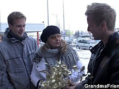 Gros seins, Double pénétration, Doigter, Mamie, Mature, Maman, Chatte, Plan cul à trois