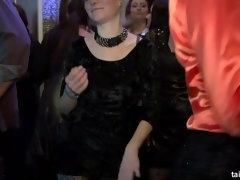 Amateur, Grosse bite, Gros seins, Homme nu et filles habillées, Queue, Groupe, Orgie, Mouillée