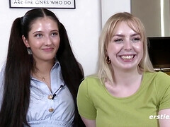 Blond, Bruinharig, Seksspeelgoed, Vriendin, Huisgemaakt, Lesbisch, Masseren, Tieten likken