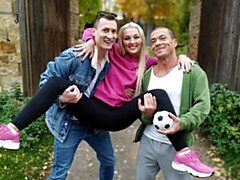 18 ans, Gros cul, Grosse bite, Blonde, Sucer une bite, En levrette, Seins naturels, Nénés