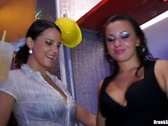 Blonde, Homme nu et filles habillées, Groupe, Hd, Interracial, Lingerie, Fête, Echangistes