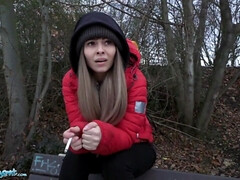 18 ans, Amateur, Sucer une bite, Brunette brune, Femelle, Public, Tatouage, Adolescente