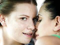 Grosse titten, Fingern, Küssen, Lesbisch, Lecken, Im freien, Muschi, Entkleiden