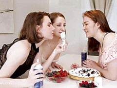 Culo grande, Penetracion con dedos, Besar, Lesbiana, Lamidas, Lencería, Afeitado, Estriptis