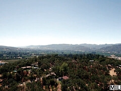 Большая жопа, Брюнетки, Грудастые, Семяизвержение, Ласковые ручки, Милф, Порнозвезда, Сиськи