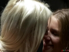 Kont, Blond, Tsjechisch, Lesbisch, Likken, Natuurlijke tieten, Kut duiken, Tieten likken