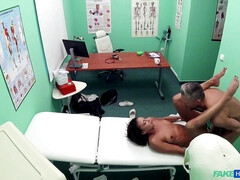 素人, お尻, 舐める尻, 美女, フェラチオ, 茶髪の, ジーンズ, ピアス