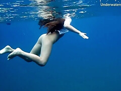 Grote mammen, Badpak, Fetisj, Biljart, Openbaar, Alleen, Tieten likken, Onderwater