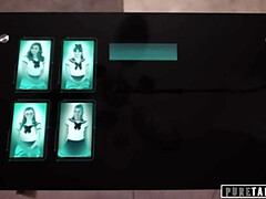 18 jaar, Pijpbeurt, Diep in de keel, Hondjeshouding, Groep, Taboe, Tiener, Uniformpje