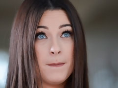 Gros seins, Brunette brune, En levrette, Embrassement, Lesbienne, Léchez, Strapon, Dénudage