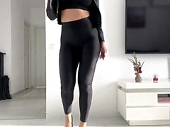 Leie, Grosser arsch, Grosse titten, Blasen, Hundestellung, Handjob, Absätze, Strümpfe
