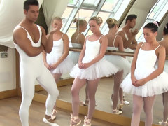 Grosse bite, Blonde, Sucer une bite, Brunette brune, Tir de sperme, Queue, Seins naturels, Adolescente