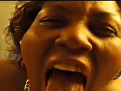 Gros seins, Noire, Sucer une bite, Noir ébène, Branlette thaïlandaise, Hard, Interracial, Nénés