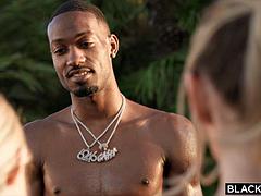 Blondine, Blasen, Besamung, Schwarz, Flotter vierer, Handjob, Interrassisch, Titten