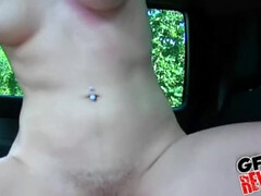 Sucer une bite, Brunette brune, Tir de sperme, Faciale, Masturbation, De plein air, Piercing, Maigrichonne