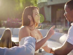 69, 黒人, 茶髪の, 異人種間, キス, アウトドア, 馬乗り, オッパイの