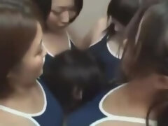 アジア人, デカパイ, 着衣女と全裸男, フェムドム, フェティッシュ, グループ, 手コキする, ティーン