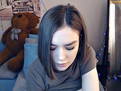 Nana, Brunette brune, Gode, Masturbation, Chevaucher, Russe, Solo, Jouets