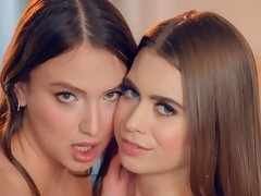 ブロンド, 指いじり, キス, レズビアン, オナニー, 剃毛, ティーン, オッパイの