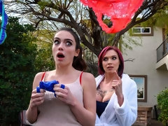 デカ尻, 指いじり, キス, キッチン, オマンコ, ペニスバンド, ストリッピング, オッパイの