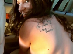 Amateur, Brunette brune, Voiture, Doigter, Seins naturels, Piercing, Tatouage, Nénés