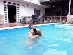 18 años, Culo grande, Tetas grandes, Mamada, Enorme, Latina, Tetas naturales, Piscina