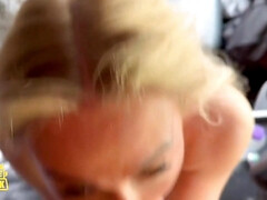 Grote mammen, Blond, Pijpbeurt, Auto, Sperma shot, Moeder die ik wil neuken, Monster, Tieten likken