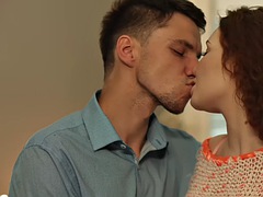 Sucer une bite, Brunette brune, Tir de sperme, Européenne, Hard, Embrassement, Tatouage, Nénés