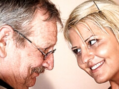 Blondine, Blasen, Hundestellung, Sporthalle, Handjob, Sport, Jungendliche (18+), Titten