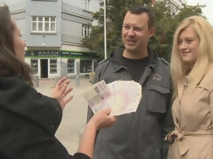 Grosser arsch, Blasen, Hundestellung, Frau frau mann, Handjob, Rock, Tätowierung, Flotter dreier