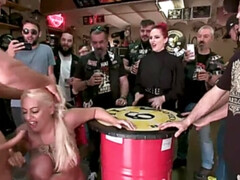 Bondage domination sadisme masochisme, Gros seins, Sucer une bite, Femelle, Partouze, Humiliation, Espagnole, Tatouage