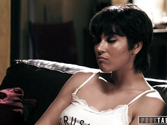 Gros cul, Éjaculation interne, Fétiche, Branlette thaïlandaise, Hard, Lesbienne, Seins naturels, Adolescente