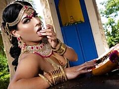 Leie, Grosser arsch, Braunhaarige, Fingern, Masturbation, Milf, Solo, Entkleiden