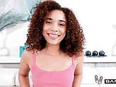 Culo grande, Verga grande, Mamada, Estilo perrito, Ébano, Tetas naturales, Cabello corto, Adolescente