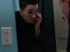 Amateur, Chica, Novia, Peludo, Lesbiana, Ducha, Strapon, Tatuaje