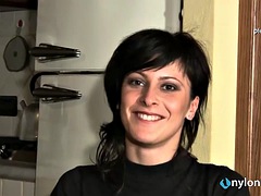 美女, 茶髪の, 足, 足フェチ, イタリア人, ナイロン, 穴開きパンティ, 一人