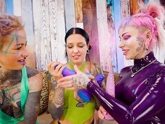 Cul à la bouche, Femme dominatrice, Doigter, Gothique, Talons, Lesbienne, Orgasme, Tatouage