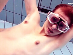 18 jaar, Bruinharig, Hd, Geschoren, Alleen, Strak, Tieten likken, Onderwater