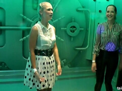 18, お尻, 気狂い, 手コキする, レズビアン, 裸, オマンコ, オッパイの