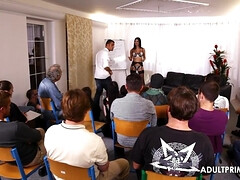 Grosser arsch, Blasen, Braunhaarige, Paar, Kehlenfick, Hundestellung, Orgie, Realität