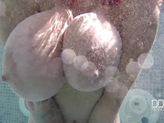 Arsch, Bikini, Füsse, Natürlichen titten, Pool, Muschi, Rasiert, Solo