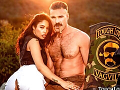 Gros cul, Grosse bite, Sucer une bite, Brunette brune, Seins naturels, De plein air, Adolescente, Nénés