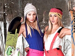 Gros cul, Grosse bite, Gros seins, Sucer une bite, En levrette, 2 femmes 1 homme, Maigrichonne, Adolescente