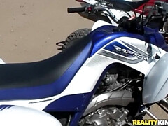 Grosser arsch, Braunhaarige, Aufs gesicht abspritzen, Im freien, Piercing, Tätowierung