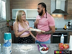 18 jahre, Grosser schwanz, Blasen, Hundestellung, Küche, Natürlichen titten, Jungendliche (18+), Titten