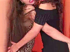 18 jaar, Enthousiasteling, Bruinharig, Lesbisch, Likken, Ondergoed, Orgasme, Tiener